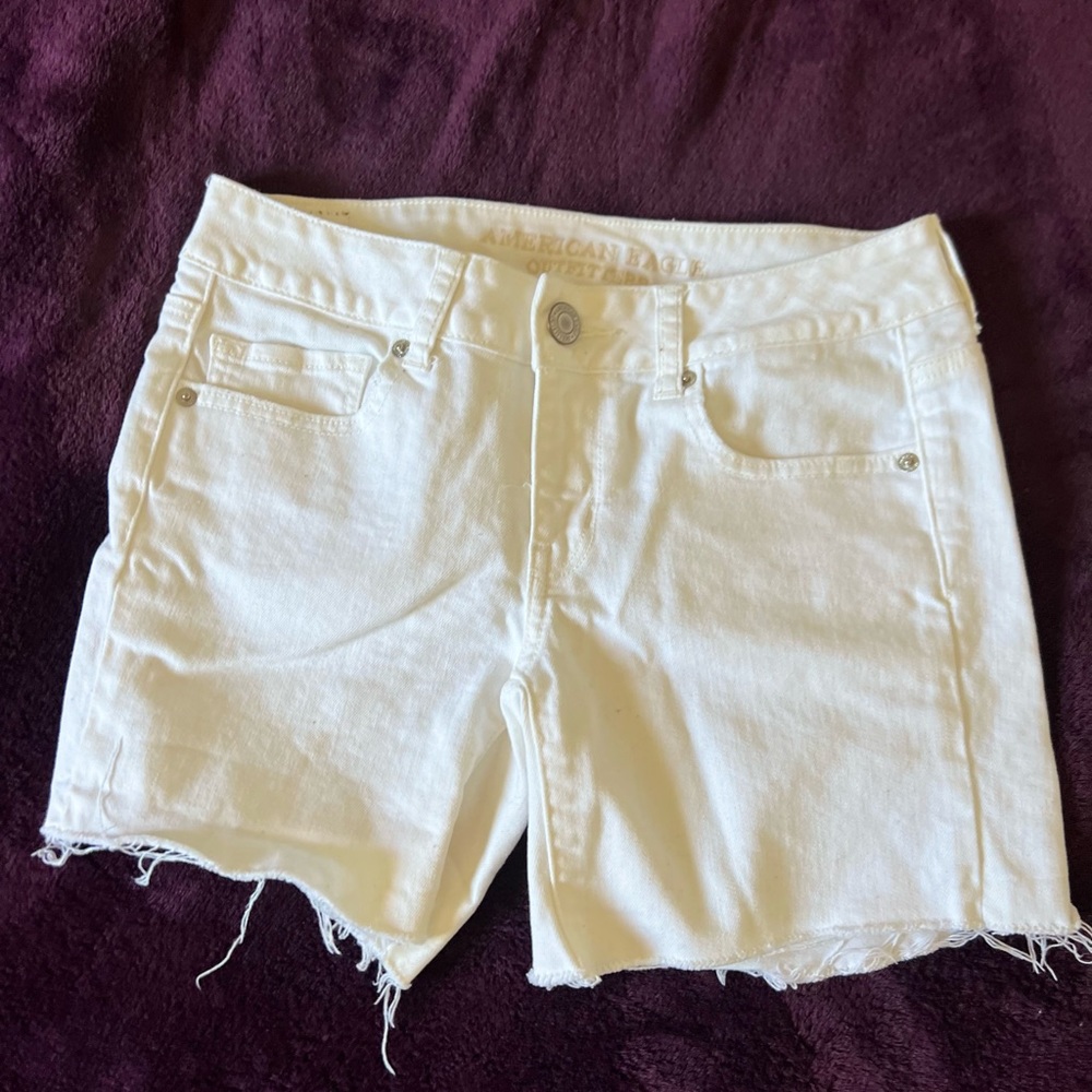 AE midi distressed stretch white shorts